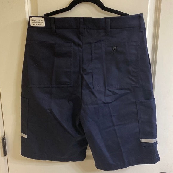 FedEx Uniform Shorts VF Image Wear Stan Herman Cargo Reflective Men Size 33L NWT - Picture 1 of 3